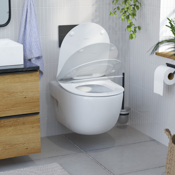 Wandhängende weiße Toilette mit Absenkautomaten in einem modernen Badezimmer.