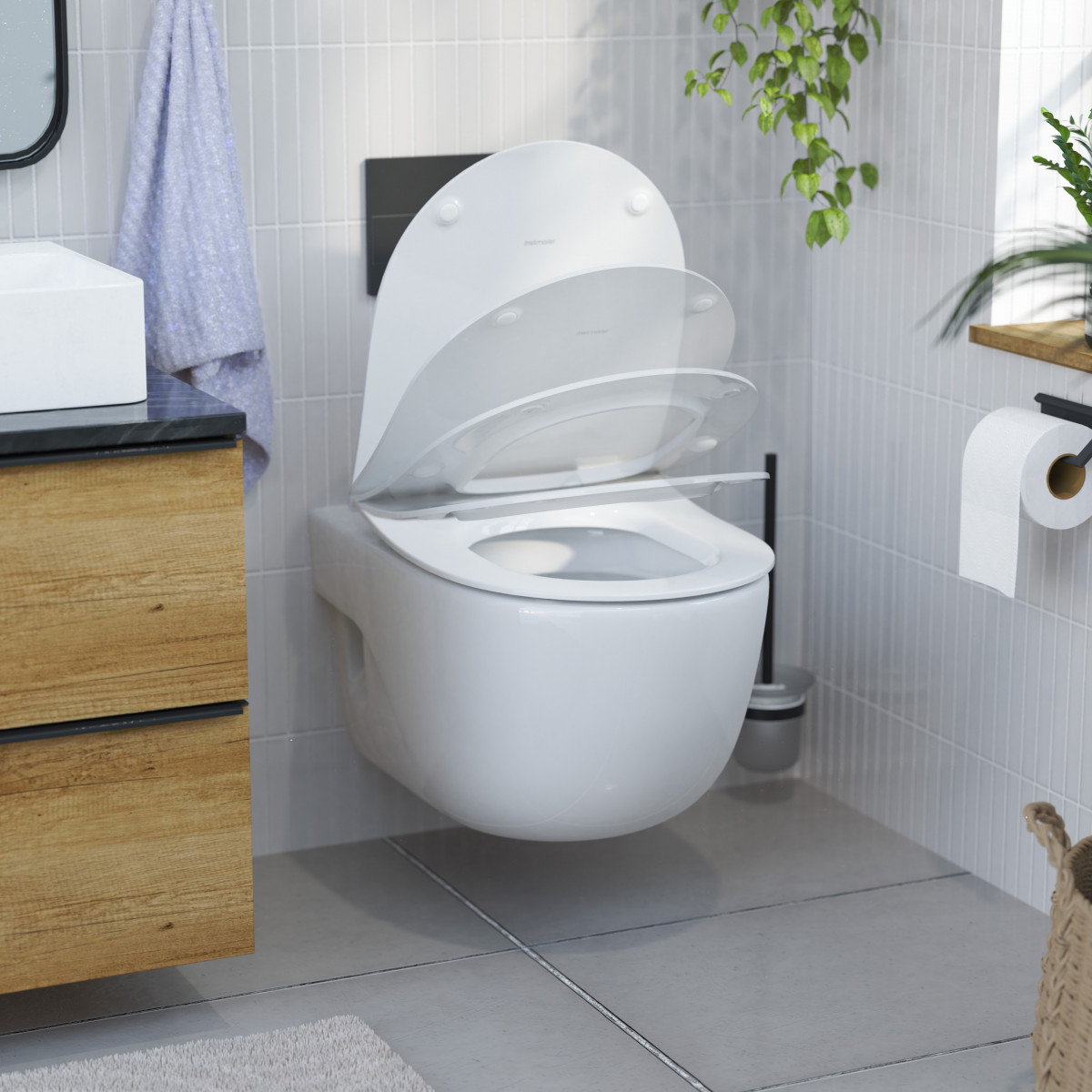 Wandhängende weiße Toilette mit Absenkautomaten in einem modernen Badezimmer.