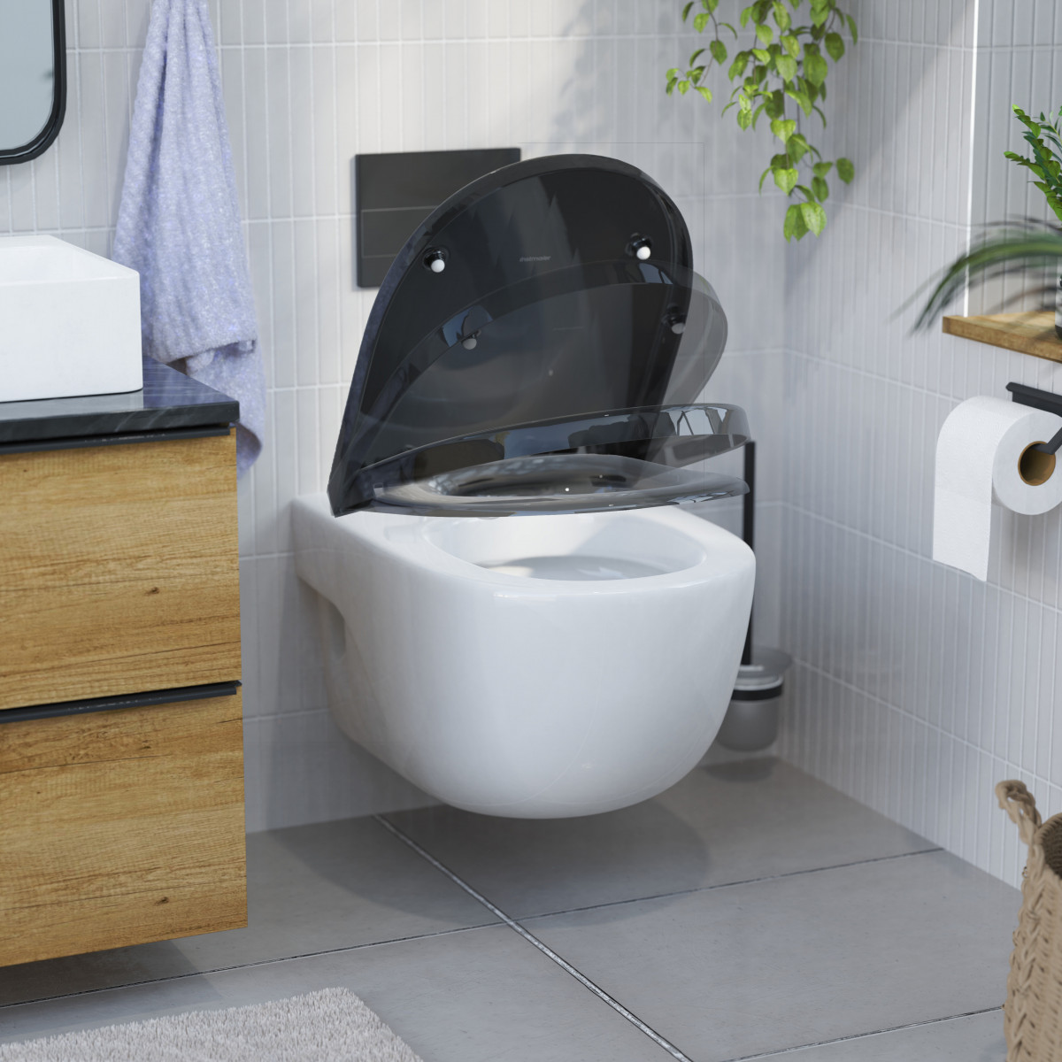 Wandhängendes WC mit halb geöffnetem schwarzen Toilettensitz in modernem Badezimmer.