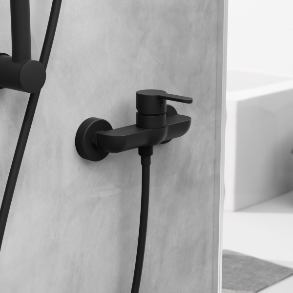 Schwarze Duscharmatur mit Einhebelmischer und angeschlossenem Duschschlauch an grauer Wand