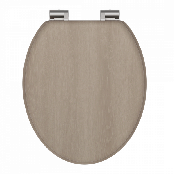 Ovaler WC-Sitz mit Holzoptik und silberfarbenen Metallscharnieren.