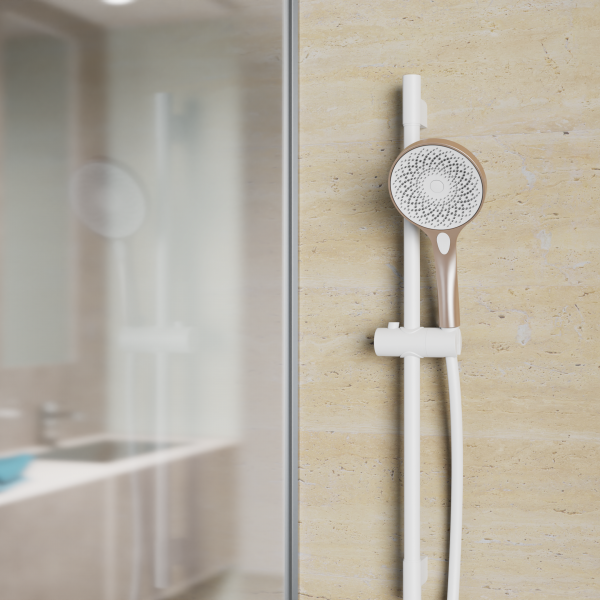 Handbrause mit verstellbarer Wandhalterung und flexiblem Schlauch an beiger Fliesenwand