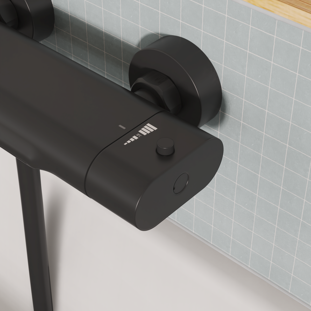 Schwarze Duscharmatur mit Temperaturanzeige und Drehregler vor hell Wand.