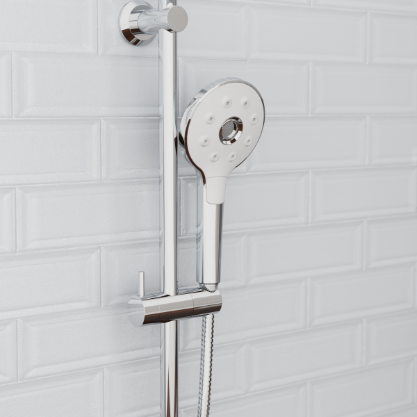 Silberne Handbrause mit Schlauch an verstellbarer Wandhalterung vor weißer Fliesenwand.