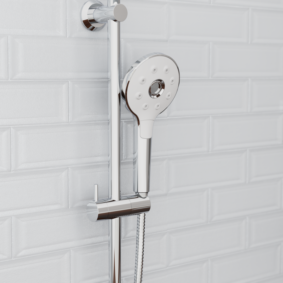 Silberne Handbrause mit Schlauch an verstellbarer Wandhalterung vor weißer Fliesenwand.
