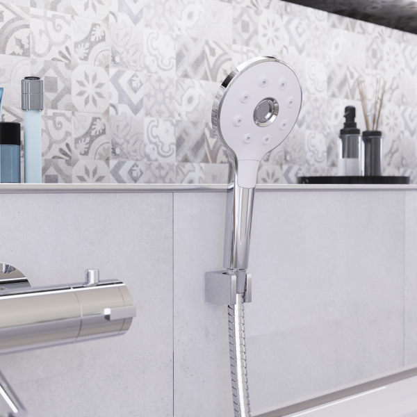 Runde Handbrause aus Chrom mit flexiblem Schlauch an Wandhalterung in Badewanne.