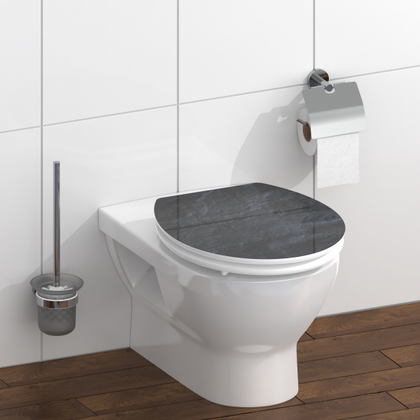 Wandhängendes WC mit dunkel marmoriertem WC-Sitz, Toilettenbürste und Papierhalter.