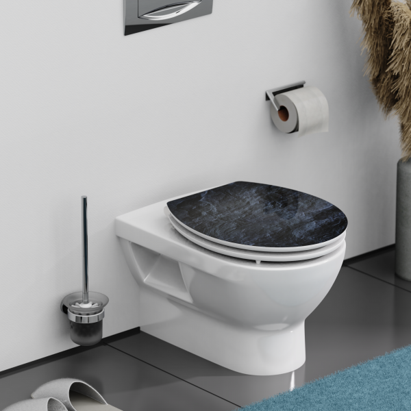 Wandmontiertes WC mit geschlossenem Toilettensitz in schwarzer Marmoroptik.