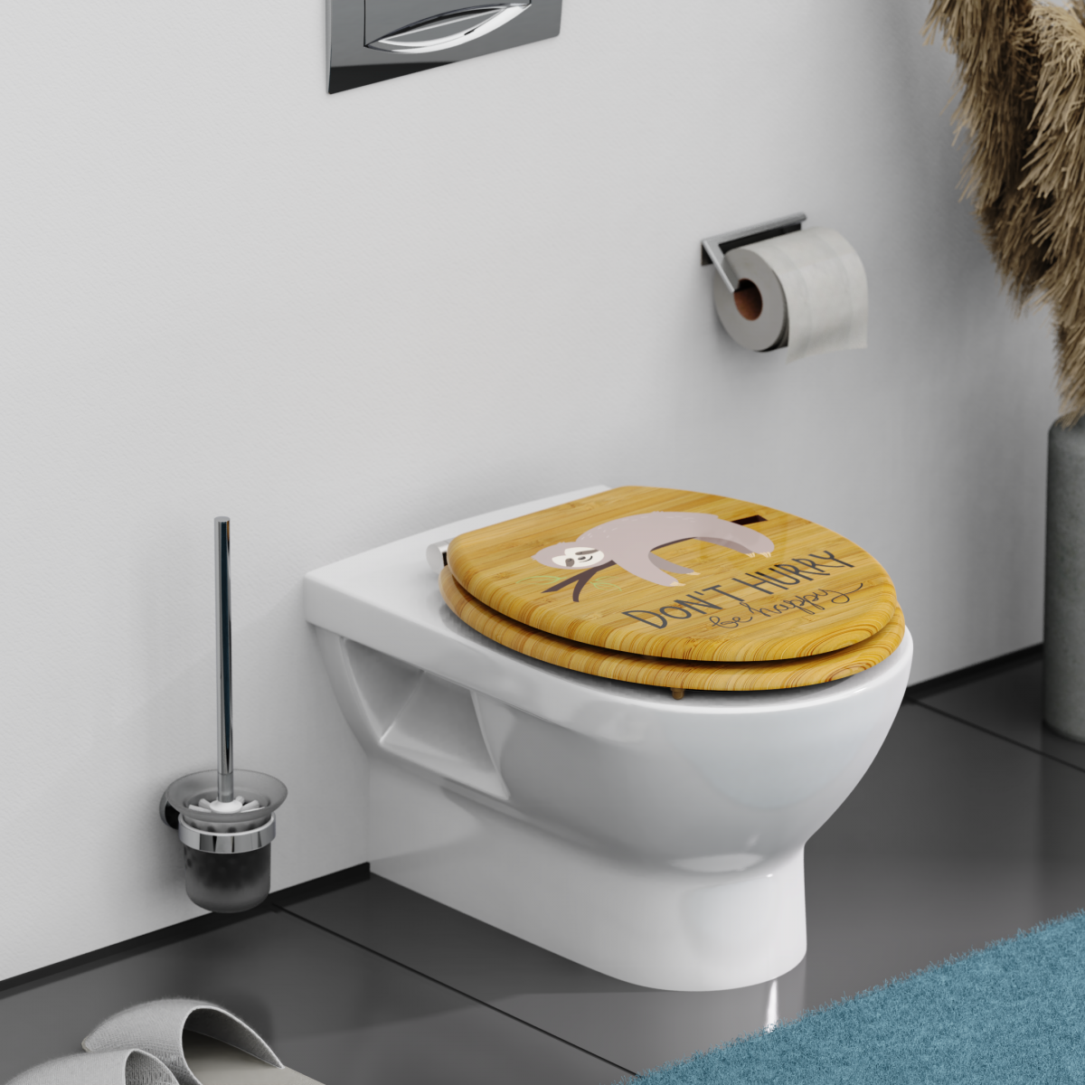 Weiße Wandtoilette mit WC-Sitz aus Holzoptik und Faultiermotiv sowie Textaufdruck.