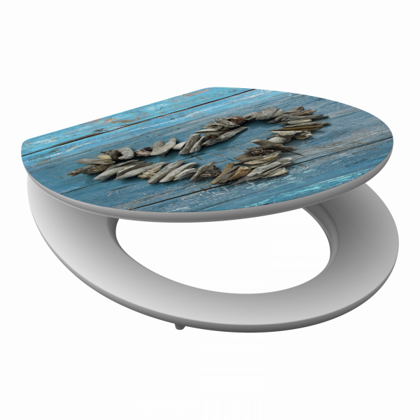 WC-Sitz mit blauem Holzdekor und Kranz aus Treibholz auf dem Deckel