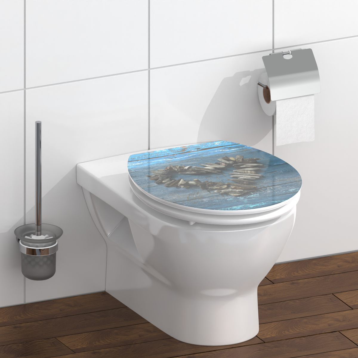 Wandhängendes WC mit geschlossenem Sitz in Holzoptik mit Muschelmotiv, daneben Toilettenbürste und Halter.