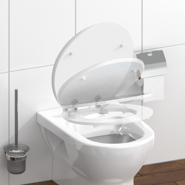 Wandmontierte Toilette mit halb geöffnetem WC-Sitz, Toilettenpapierhalter und Bürste.