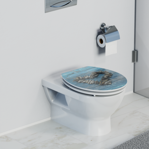 Wandhängendes WC mit geschlossenem Toilettensitz in Holzoptik mit Muschelmotiv.