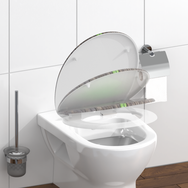 Weiße Wandtoilette mit teilweise geöffnetem Toilettensitz und Toilettenbürste daneben