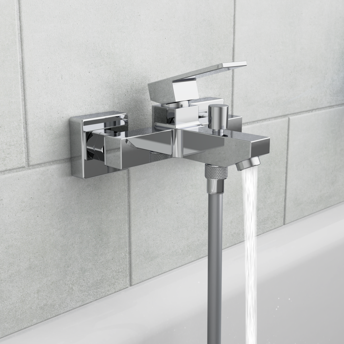 Wandmontierte Chrom-Badewannenarmatur mit Einhebelmischer und fließendem Wasserstrahl