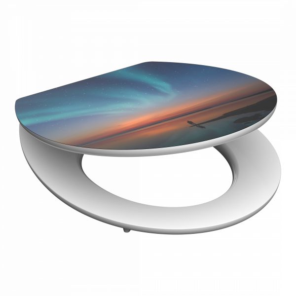 Weißer Toilettensitz mit Motiv eines Sonnenuntergangs und Polarlichtern am Meer