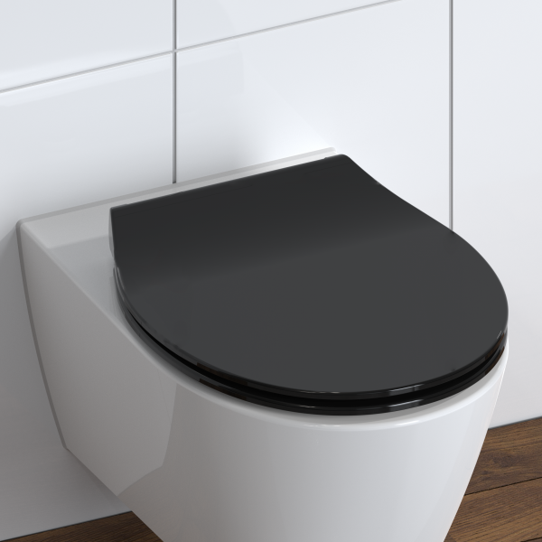 Weiße wandmontierte Toilette mit geschlossenem schwarzen WC-Sitz auf Holzfußboden.
