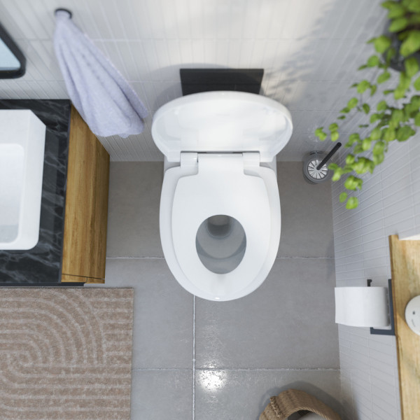 Weiße Wandtoilette mit geöffnetem weißen Deckel in modernem Badezimmer
