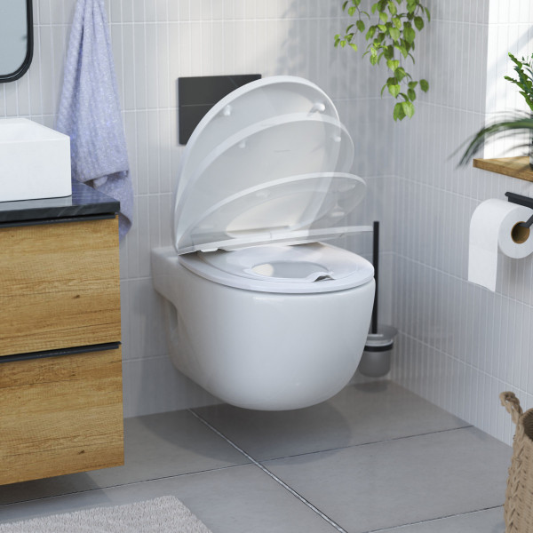 Wandhängende weiße Toilette mit weißem WC-Sitz und Absenkatuomatik in modernem Badezimmerumfeld