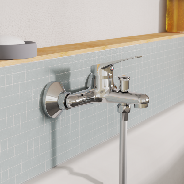 Wandmontierte Chrom-Badarmatur mit Einhebelmischer und Schlauchanschluss über Badewanne.