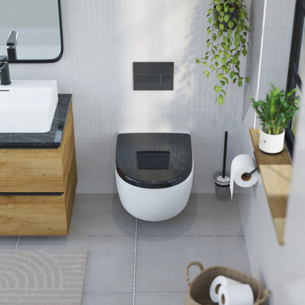 Wandhängendes WC mit schwarzem Deckel in D-Form in modernem Badumfeld