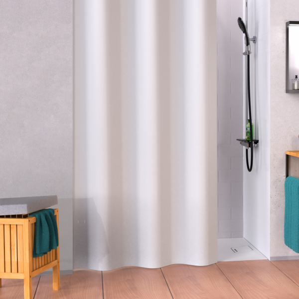Weißer Duschvorhang vor Dusche mit schwarzer Armatur und Holzhocker mit grünem Handtuch.