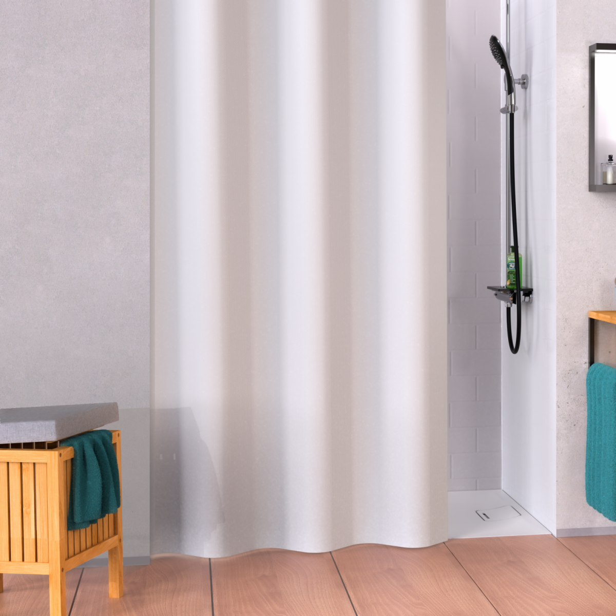 Weißer Duschvorhang vor Dusche mit schwarzer Armatur und Holzhocker mit grünem Handtuch.