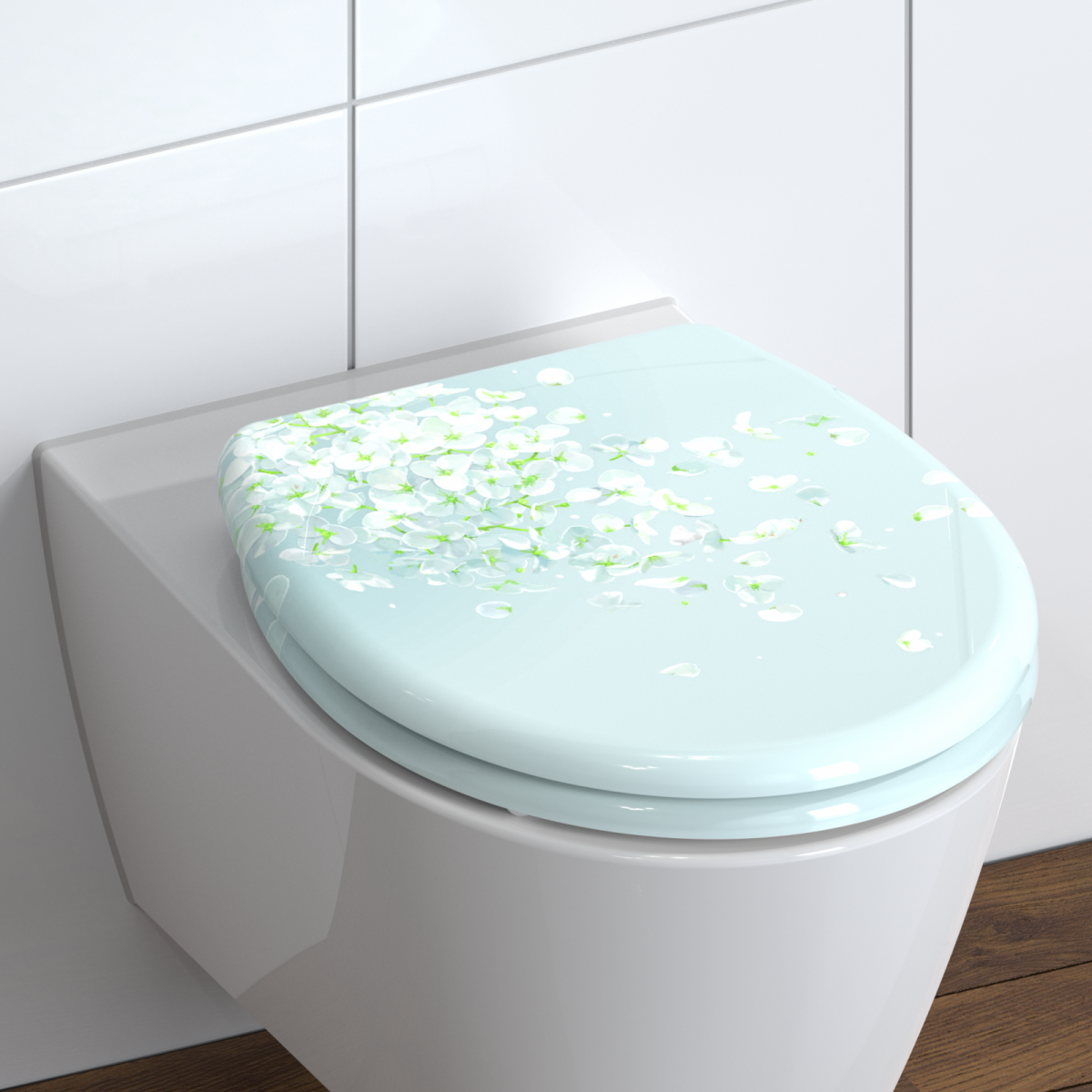 Geschlossene WC-Brille mit hellblauem Deckel und Blumenmuster aus weißen Blüten.