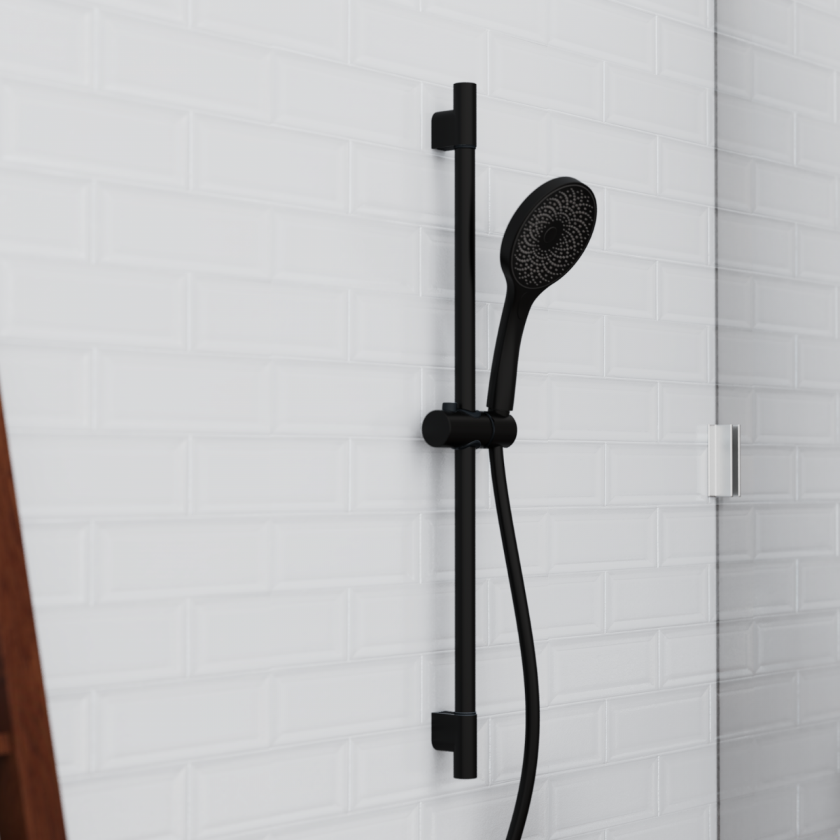 Schwarze Handbrause mit verstellbarer Wandstange vor weiß gefliester Wand.