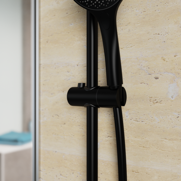 Schwarze Handbrause mit verstellbarer Halterung an beiger Badezimmerwand.