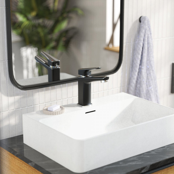 Waschtischarmatur Amelie, in Chrom/Schwarz und minimalistischer Form