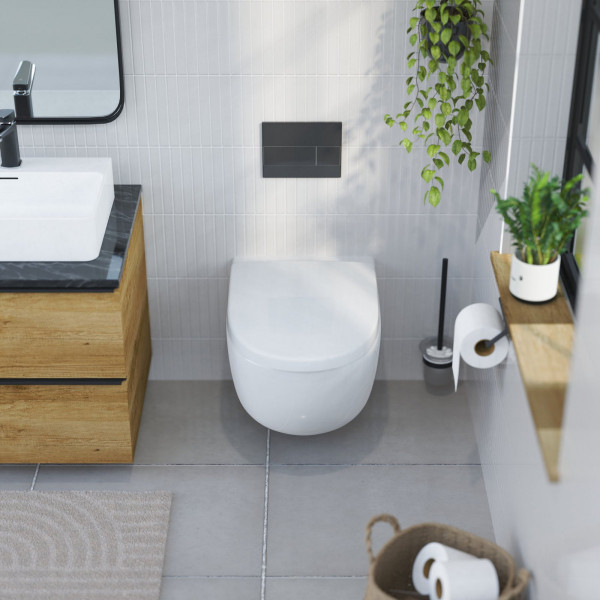 Wandhängende weiße Toilette mit weißem WC-Sitz neben Holzwaschtisch und Pflanzen.