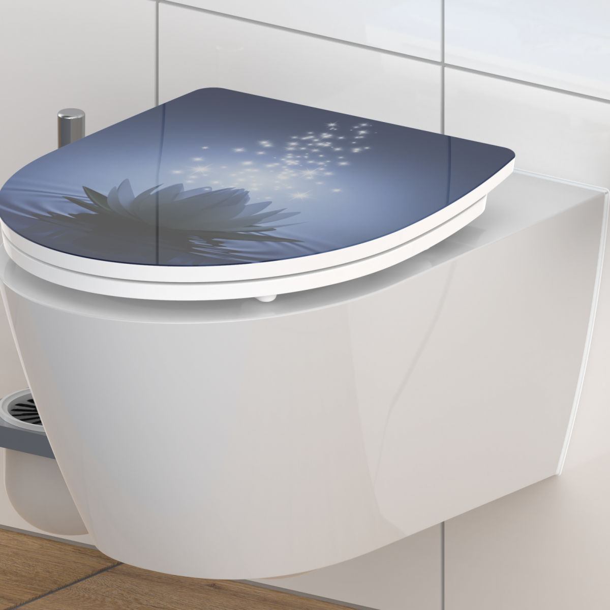 Wandhängendes WC mit WC-Sitz, blauem Deckel und Motiv aus Blüte und Lichtpunkten.