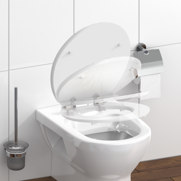 Weiße WC-Schüssel mit geöffnetem Toilettensitz und Wandhalterung für Toilettenpapier.