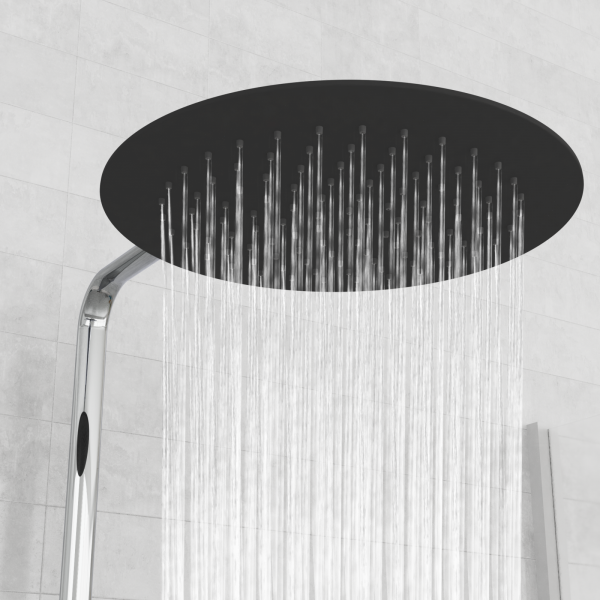 Runde schwarze Duschkopf-Armatur mit herabfließendem Wasserstrahl vor heller Wand.