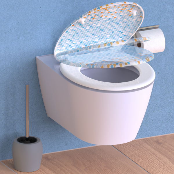 Wandhängendes WC mit offenem Sitz und Mosaik-Toilettendeckel, daneben Toilettenbürste.