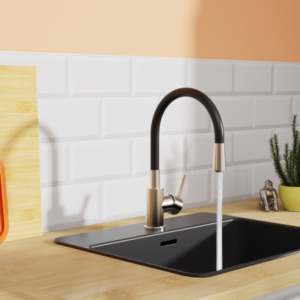 Schwarze Küchenarmatur mit laufendem Wasserstrahl und flexiblem Auslauf 