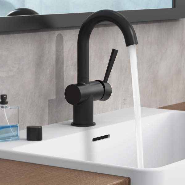 Schwarze Armatur mit gezielten Wasserstrahl an weißem Waschbecken vor grauer Wand.