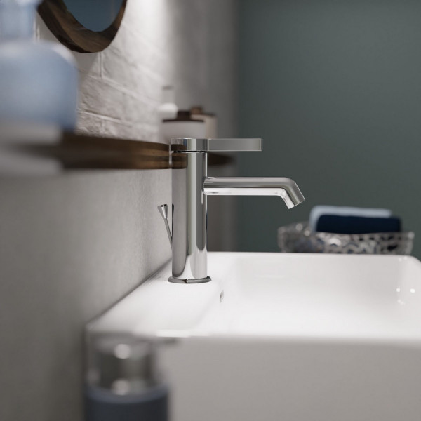 Verchromte Einhebelarmatur an weißem Waschbecken vor grauer Wand im Badezimmer.
