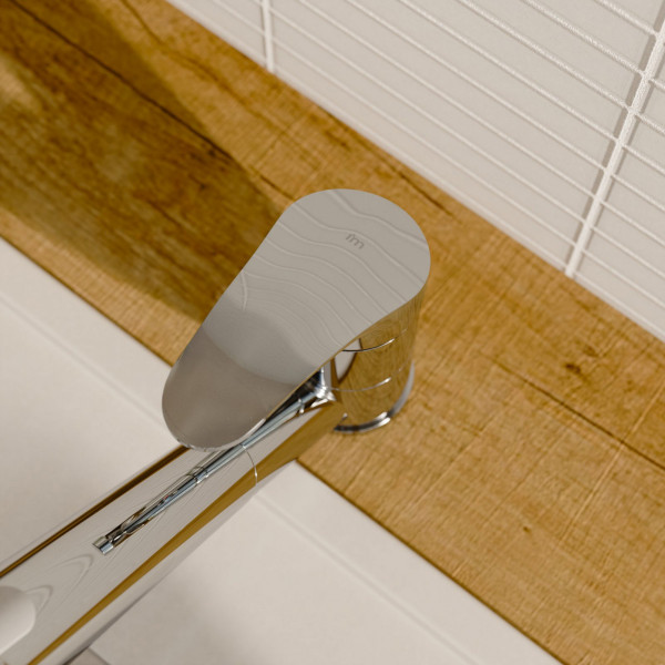 Verchromter Wasserhahn mit flachem Hebelgriff vor Holz- und Fliesenhintergrund.