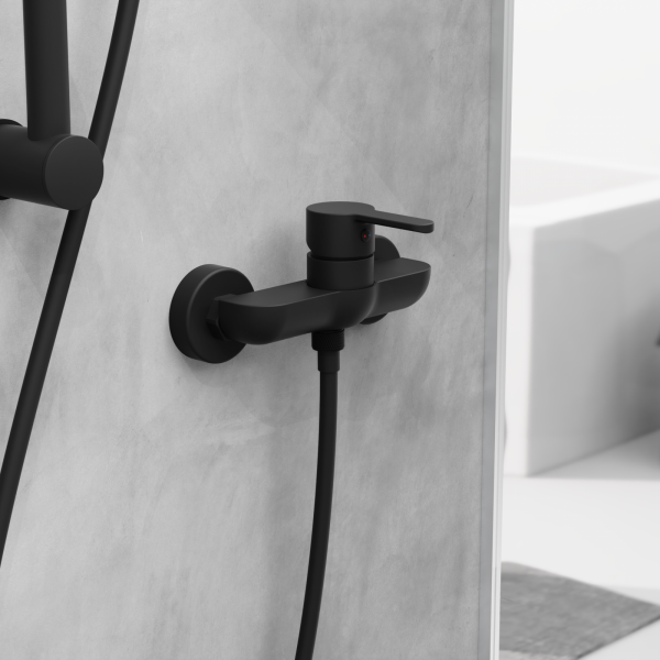Schwarze Duscharmatur mit Einhebelmischer und angeschlossenem Duschschlauch an grauer Wand