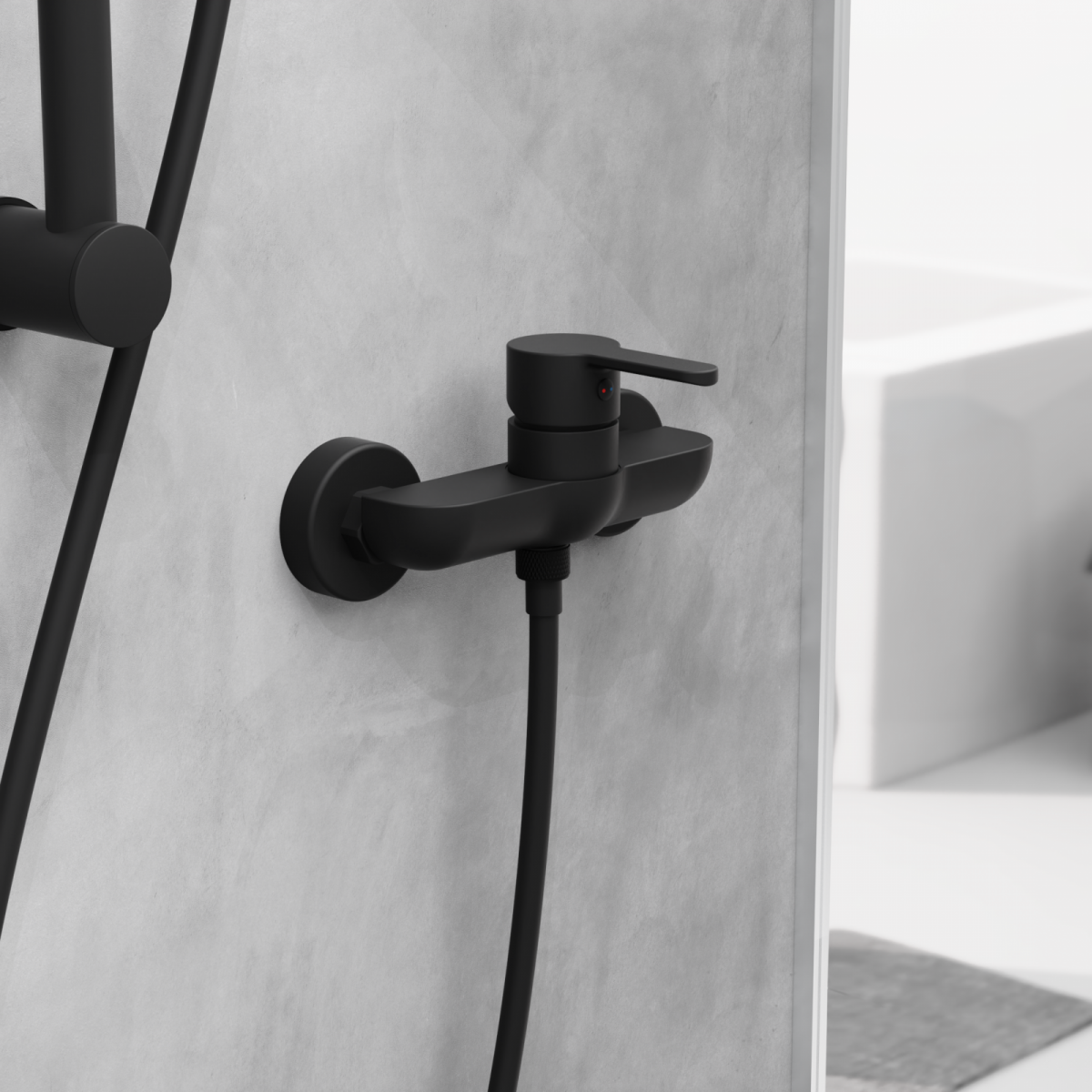 Schwarze Duscharmatur mit Einhebelmischer und angeschlossenem Duschschlauch an grauer Wand