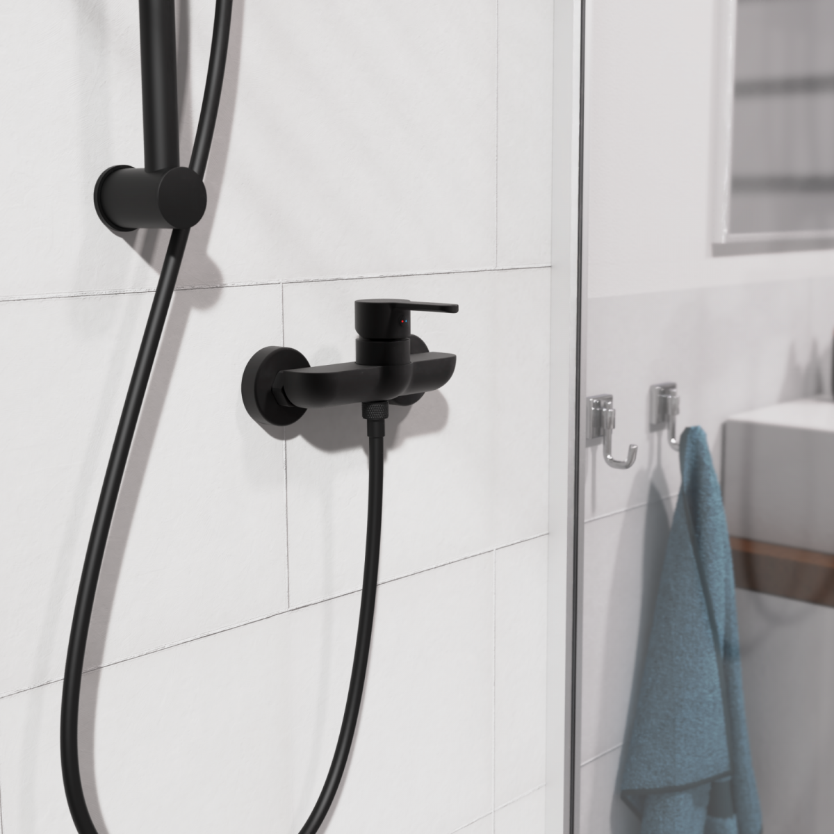 Schwarze Duscharmatur mit Einhebelmischer und angeschlossenem Brauseschlauch an weißer Wand.