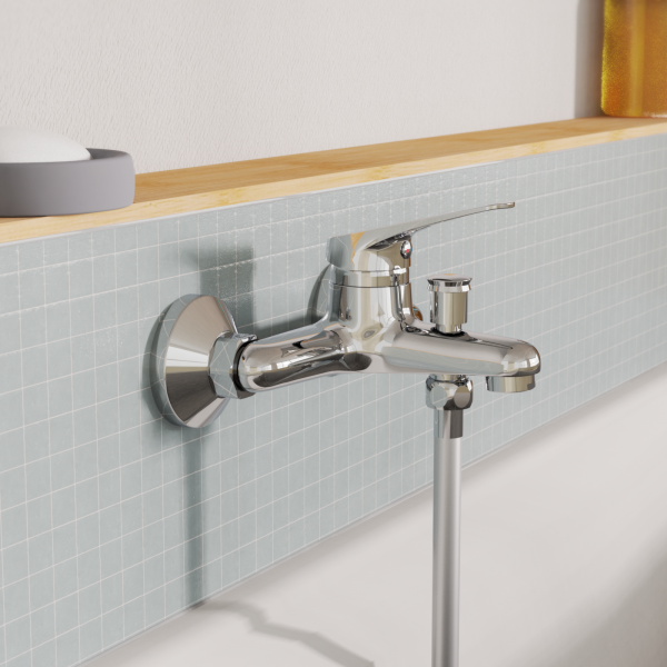 Wandmontierte Chrom-Badarmatur mit Einhebelmischer und Schlauchanschluss über Badewanne.