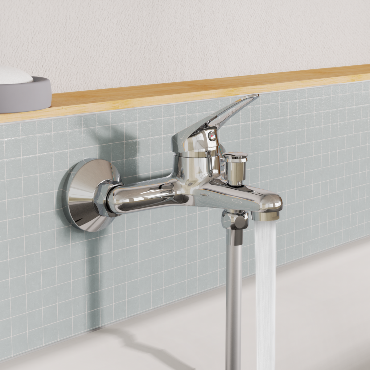 Chromfarbene Badarmatur mit Einhebelmischer und laufendem Wasserstrahl an Wandmontage.