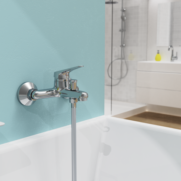Verchromte Wannenarmatur mit Einhebelmischer an hellblauer Wand über Badewanne.