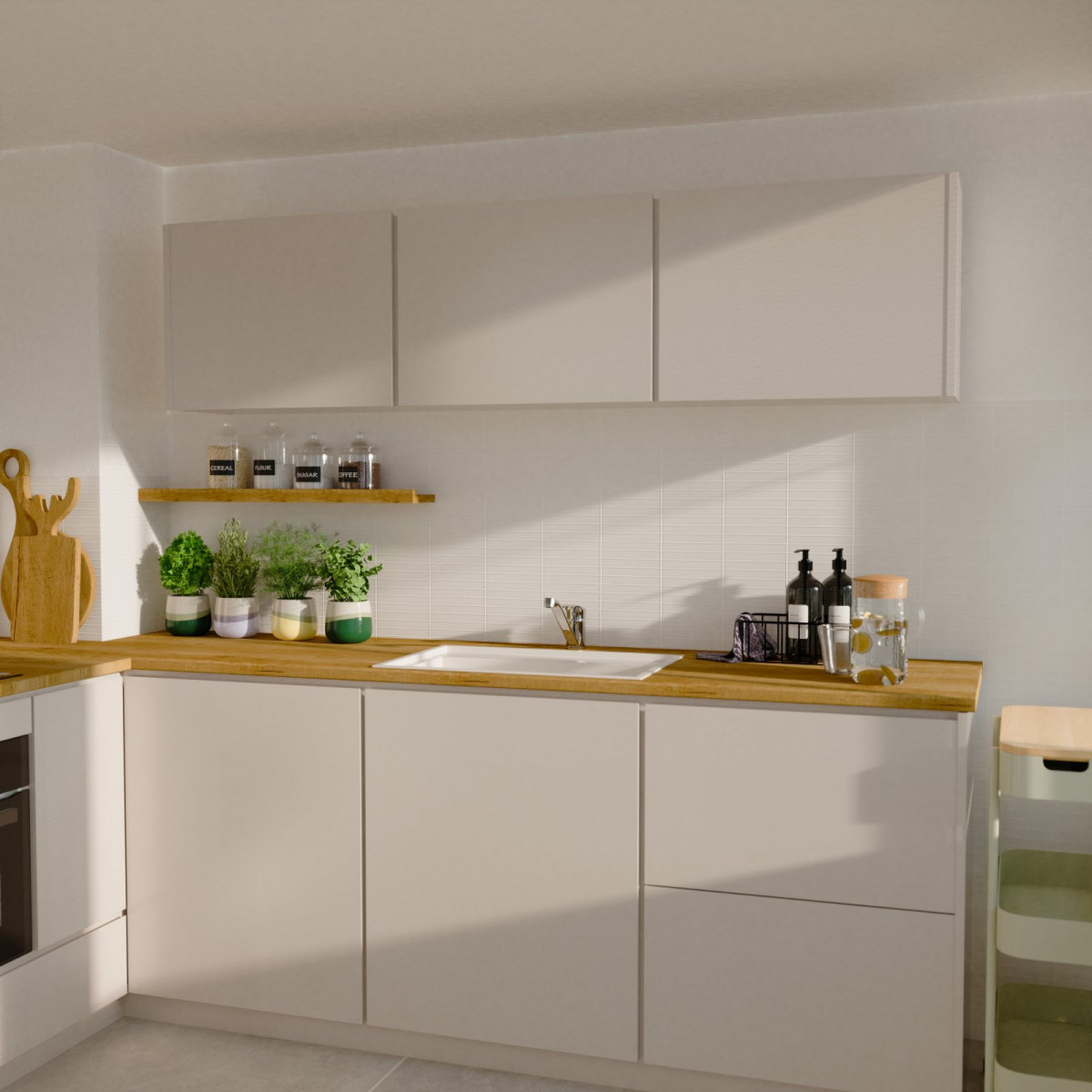 Verchromte Spültischarmatur mit langem Auslauf an einer Arbeitsplatte 