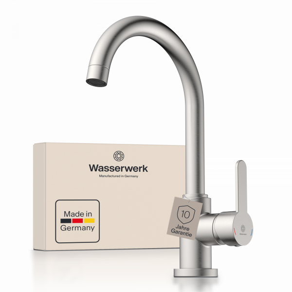 Silberfarbene Küchenarmatur mit hohem gebogenem Auslauf und seitlichem Hebelgriff - Wasserwerk.