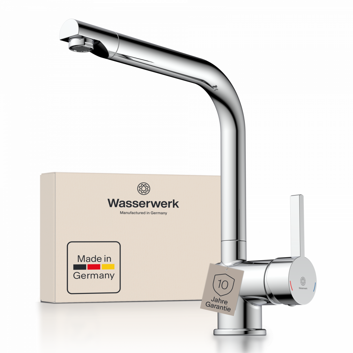Chromfarbene Einhebel-Küchenarmatur mit hohem Auslauf vor Verpackung mit Wasserwerk-Logo.