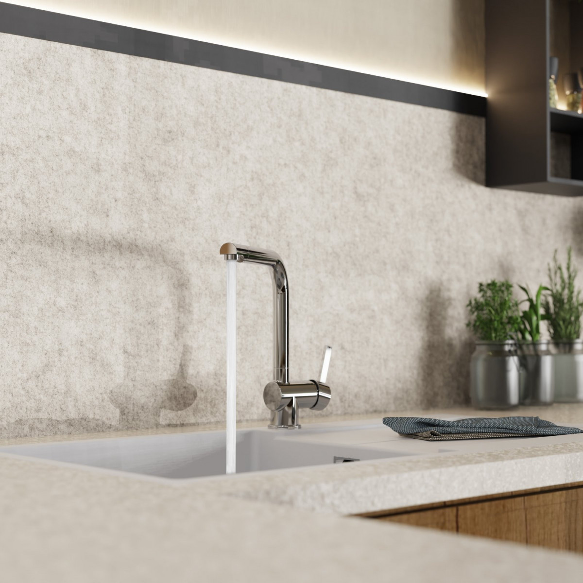 Wasserhahn aus Chrom über Spülbecken mit fließendem Wasser und gefaltetem Tuch.